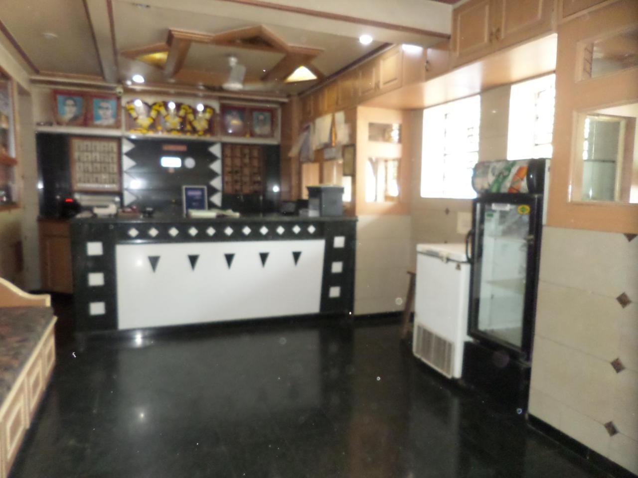 Hotel Padma Нашик Екстериор снимка