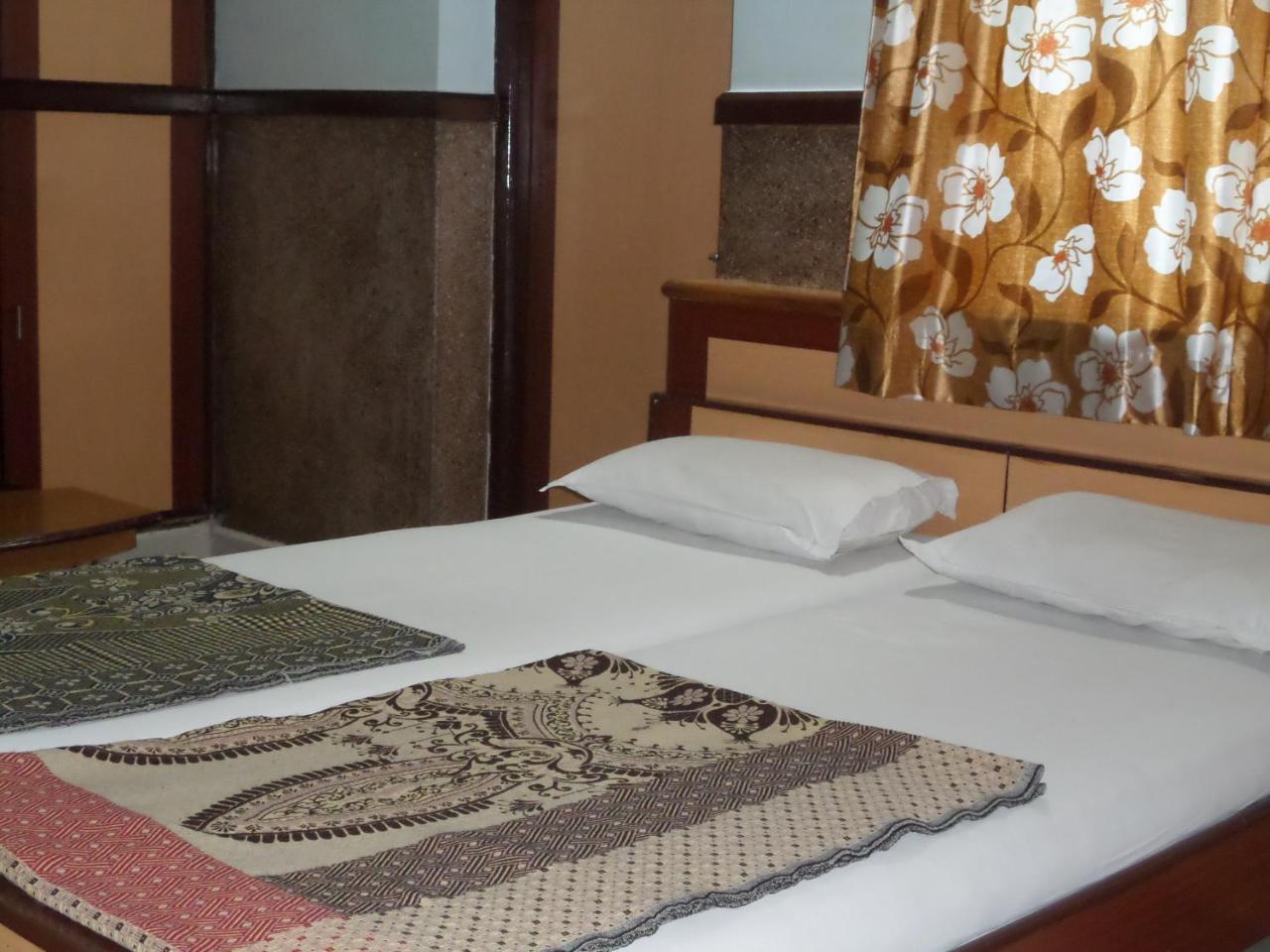 Hotel Padma Нашик Екстериор снимка