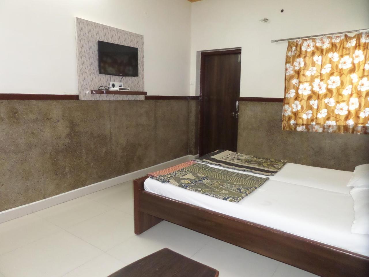 Hotel Padma Нашик Екстериор снимка