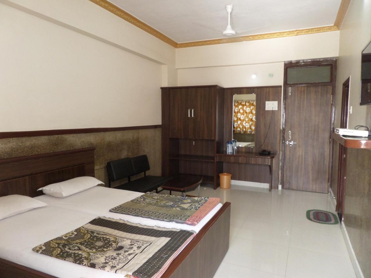 Hotel Padma Нашик Екстериор снимка